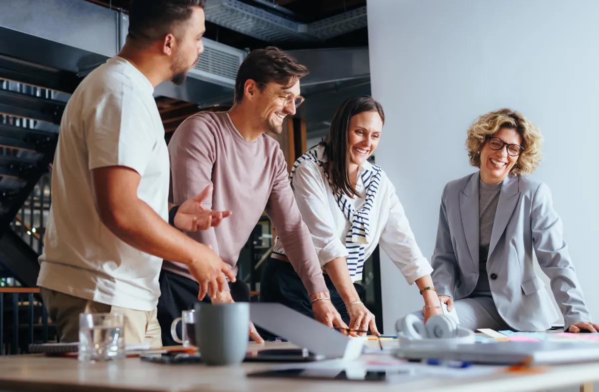 Ludzie pracujący nad projektem